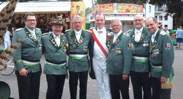 Gruppenbild mit General
